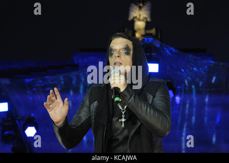 Il tenore scuro bei "pop incontra il classico" zum 27. Tag der Deutschen Einheit auf der fanmeile am Brandenburger Tor in Berlin am 01.10.2017 Foto Stock