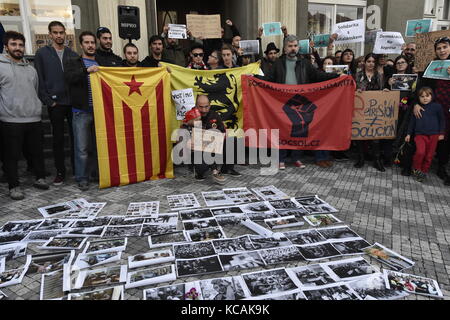 Praga, cze. 03 ott 2017. una folla di circa 40 hanno partecipato a una manifestazione di protesta contro la polizia spagnola intervento contro la domenica referendum di indipendenza in Catalogna al di fuori dell'ambasciata di Spagna a Praga, Repubblica ceca, 3 ottobre 2017. Credito: gtres información más comuniación sulla linea, s.l./alamy live news Foto Stock