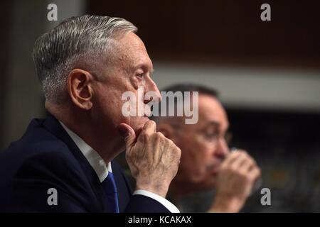 Washington, Stati Uniti d'America. 3° ott 2017. negli Stati Uniti il segretario della difesa jim mattis (l) assiste ad una audizione davanti al senato comitato delle forze armate sul Campidoglio di Washington, DC, Stati Uniti, on oct. 3, 2017. Il comitato ha tenuto l'audizione sulla situazione politica e di sicurezza in Afghanistan. Credito: yin bogu/xinhua/alamy live news Foto Stock