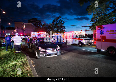 Haverford Township, Pennsylvania, Stati Uniti. 3 ottobre 2017. Poco prima delle 19:00, la Manoa Fire Company 56, la Medic 108-7 e la Haverford Township Police furono inviate a un incidente automobilistico con intrappolamento all'angolo tra West Chester Pike e Lawrence Road a Haverford Township, Pennsylvania. Il vice 56 (Norman) è arrivato e ha riportato un solo veicolo senza intrappolamento, ma 7 feriti. Crediti: Kelleher Photography/Alamy Live News Foto Stock