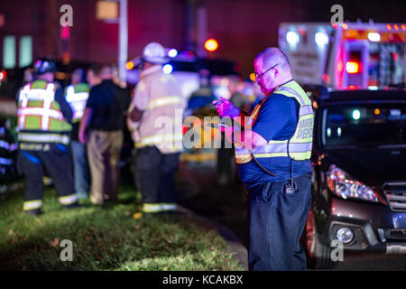 Haverford Township, Pennsylvania, Stati Uniti. 3 ottobre 2017. Poco prima delle 19:00, la Manoa Fire Company 56, la Medic 108-7 e la Haverford Township Police furono inviate a un incidente automobilistico con intrappolamento all'angolo tra West Chester Pike e Lawrence Road a Haverford Township, Pennsylvania. Il vice 56 (Norman) è arrivato e ha riportato un solo veicolo senza intrappolamento, ma 7 feriti. Crediti: Kelleher Photography/Alamy Live News Foto Stock