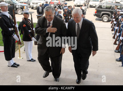 Washington, DC - 1 ottobre 2007 -- il Segretario della Difesa degli Stati Uniti Robert M. Gates (a destra) scortano il Presidente Jalal Talabani dell'Iraq attraverso un cordone di guardie d'onore e nel Pentagono, Lunedi, 1 ottobre 2007. Credito: Molly A. Burgess - DoD via CNP /MediaPunch Foto Stock