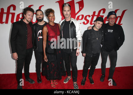 Città Del Secolo, Ca. 03rd ottobre 2017. Joseph Karnes, Michael Fitzpatrick, Noelle Scaggs, Jeremy Ruzumna, James King e John Wicks del gruppo musicale Fitz e dei Tantrums, al Westfield Century City, Che Riapre la Celebration al Westfield Century City Mall, California, il 03 ottobre 2017. Credito: Faye Sadou/Media Punch/Alamy Live News Foto Stock