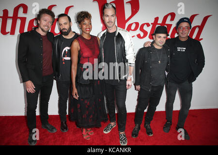 Città Del Secolo, Ca. 03rd ottobre 2017. Joseph Karnes, Michael Fitzpatrick, Noelle Scaggs, Jeremy Ruzumna, James King e John Wicks del gruppo musicale Fitz e dei Tantrums, al Westfield Century City, Che Riapre la Celebration al Westfield Century City Mall, California, il 03 ottobre 2017. Credito: Faye Sadou/Media Punch/Alamy Live News Foto Stock