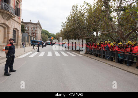 Barcellona, Spagna. 03 ottobre 2017. i vigili del fuoco, gli studenti e le persone alla marcia contro la violenza. migliaia di protesta e di sciopero su Catalogna referendum violenza. Barcellona Spagna. Foto Stock