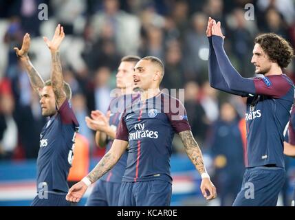 Parigi, Frankreich. 27 settembre 2017. Jubilation finale Parigi, la Ola, con v.r. Adrien RABIOT Layvin KURZAWA (Parigi), Dani ALVES (Parigi), Fussball Champions League, Vorrunde 2. Spieltag, Gruppe B, Paris St. Germain - FC Bayern Monaco (M) 3:0, am 27.09.2017 a Parigi/ Frankreich. |utilizzo del credito mondiale: dpa/Alamy Live News Foto Stock