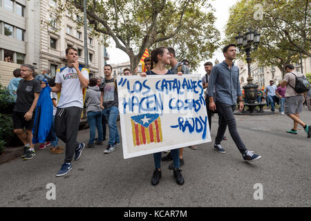 Barcellona, Spagna. 03 ottobre 2017. i vigili del fuoco, gli studenti e le persone alla marcia contro la violenza. migliaia di protesta e di sciopero su Catalogna referendum violenza. Barcellona Spagna. Foto Stock