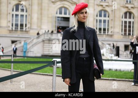 La blogger Linda Tol posa fuori dalla sfilata Sacai durante la settimana della moda di Parigi - 2 ottobre 2017 - foto: Runway Manhattan/Valentina Ranieri ***solo per uso editoriale*** | utilizzo in tutto il mondo Foto Stock