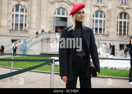 La blogger Linda Tol posa fuori dalla sfilata Sacai durante la settimana della moda di Parigi - 2 ottobre 2017 - foto: Runway Manhattan/Valentina Ranieri ***solo per uso editoriale*** | utilizzo in tutto il mondo Foto Stock