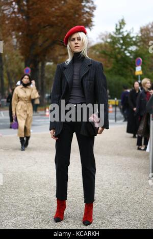 La blogger Linda Tol posa fuori dalla sfilata Sacai durante la settimana della moda di Parigi - 2 ottobre 2017 - foto: Runway Manhattan/Valentina Ranieri ***solo per uso editoriale*** | utilizzo in tutto il mondo Foto Stock