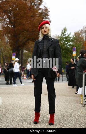 La blogger Linda Tol posa fuori dalla sfilata Sacai durante la settimana della moda di Parigi - 2 ottobre 2017 - foto: Runway Manhattan/Valentina Ranieri ***solo per uso editoriale*** | utilizzo in tutto il mondo Foto Stock