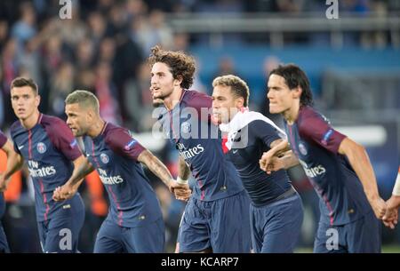 Final Jubilation Paris, la Ola, con v.r. Edinson CAVANI (Parigi), NEYMAR (Parigi), Adrien RABIOT (Parigi), Dani ALVES (Parigi), giovani lo CELSO (Parigi), Fussball Champions League, Vorrunde 2. Spieltag, Gruppe B, Paris St. Germain - FC Bayern Monaco (M) 3:0, am 27.09.2017 a Parigi/ Frankreich. |utilizzo in tutto il mondo Foto Stock