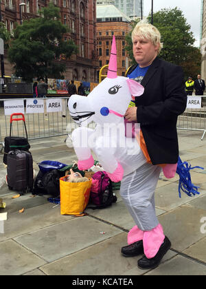 Manchester, Regno Unito. 1 ottobre 2017. Drew Galdron, impersonatore di Boris Johnson, di Londra, protesta contro la Brexit al di fuori della conferenza del partito conservatore a Manchester, Regno Unito, 1 ottobre 2017. Crediti: Christoph Meyer/dpa/Alamy Live News Foto Stock