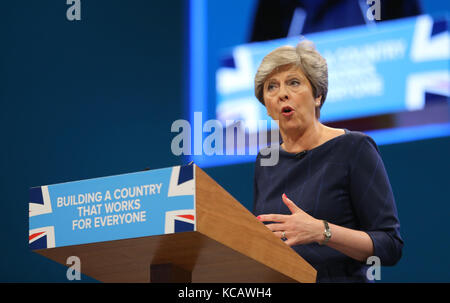 Manchester, Regno Unito. 4th ottobre 2017. Theresa May Mp Prime Minister & Leader Of The Conservative Party Conference 2017 Manchester Central, Manchester, Inghilterra 04 Ottobre 2017 Affronta La Conferenza Del Partito Conservatore 2017 Al Manchester Central, Manchester, Inghilterra Credit: Allstar Picture Library/Alamy Live News Foto Stock