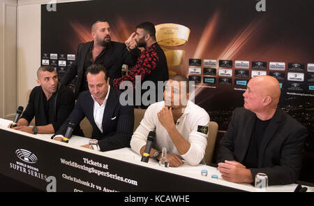 Stoccarda, Germania. 4 ottobre 2017. Il promotore di pugilato Ahmet oner (L, TOP) gesta verso uno dello staff di Eubank ed è trattenuto dai membri del suo team, in una conferenza stampa in vista dei quarti di finale del World Boxing Super Series (WBSS) a Stoccarda, Germania, il 4 ottobre 2017. Seduto in primo piano ci sono Avni Yildirim (partecipante ai pesi super medi WBSS, l-r), l'organizzatore del torneo Kalle Sauerland e il britannico Chris Eubank Jr. Con il suo allenatore Ronnie Davies. Crediti: Marijan Murat/dpa/Alamy Live News Foto Stock