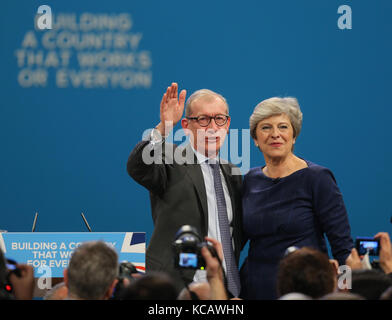 Manchester, Regno Unito. 4th ottobre 2017. Theresa May Mp Prime Minister & Leader Of The Conservative Party Conference 2017 Manchester Central, Manchester, Inghilterra 04 Ottobre 2017 Affronta La Conferenza Del Partito Conservatore 2017 Al Manchester Central, Manchester, Inghilterra Credit: Allstar Picture Library/Alamy Live News Foto Stock