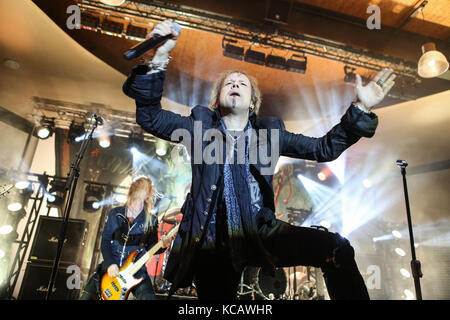 Wartenberg, Germania. 3 Ottobre 2017. Edguy, la band tedesca Power Metal intorno alla cantante Tobias Sammet. Concerto finale dei loro '25 anni - il meglio dei monumenti migliori 2017'-Tour a Wartenberg-Oval, Wartenberg-Angersbach, Germania. Credito: Christian Lademann Foto Stock