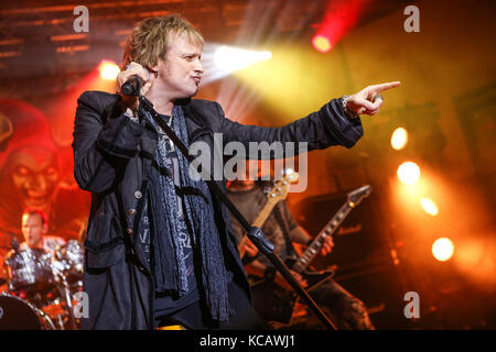 Wartenberg, Germania. 3 Ottobre 2017. Edguy, la band tedesca Power Metal intorno alla cantante Tobias Sammet. Concerto finale dei loro '25 anni - il meglio dei monumenti migliori 2017'-Tour a Wartenberg-Oval, Wartenberg-Angersbach, Germania. Credito: Christian Lademann Foto Stock