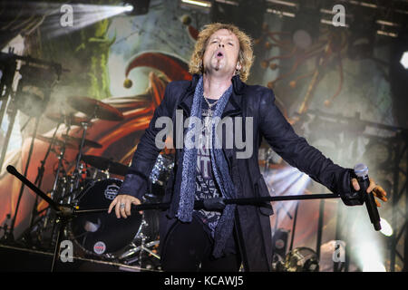 Wartenberg, Germania. 3 Ottobre 2017. Edguy, la band tedesca Power Metal intorno alla cantante Tobias Sammet. Concerto finale dei loro '25 anni - il meglio dei monumenti migliori 2017'-Tour a Wartenberg-Oval, Wartenberg-Angersbach, Germania. Credito: Christian Lademann Foto Stock