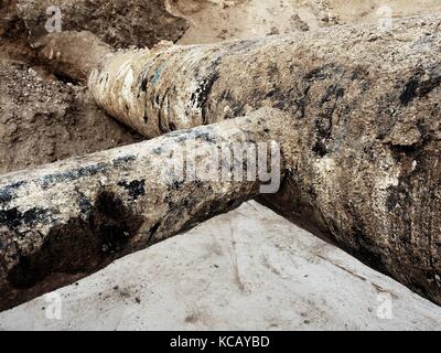 Buca di scavo. vecchio 500mm di bere acqua tubo con 150mm braccio curva. tubi prima di riparare la tubazione. asfalto isolamento. Foto Stock