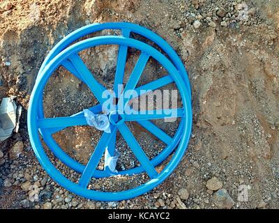 Nuova valvola ruota per 500 mm valvola. industriale ruota di valvola pronta per assambly su argilla secca. La riparazione della conduttura di acqua di alimentazione. Foto Stock