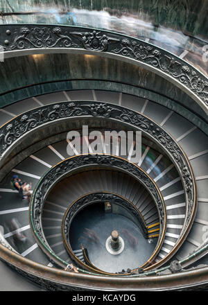 La Scala del Bramante, una doppia elica scalinata a spirale nei Musei Vaticani a Roma. Foto Stock