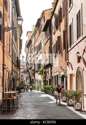 Strada di ciottoli in Roma. Foto Stock
