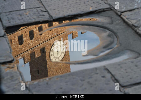 FIRENZE, 13 settembre 2015 : dettaglio dell'architettura di Palazzo Vecchio. Firenze era un centro del commercio e della finanza medievale, ed è considerata t Foto Stock