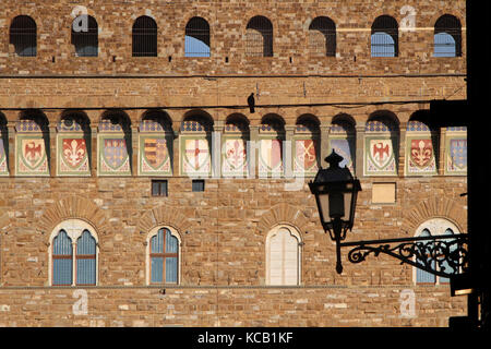 FIRENZE, 13 settembre 2015 : dettaglio dell'architettura di Palazzo Vecchio. Firenze era un centro del commercio e della finanza medievale, ed è considerata t Foto Stock