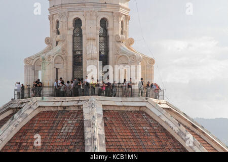 FIRENZE, 14 settembre 2015 : turisti in cima al Duomo di Firenze. Firenze è considerata il luogo di nascita del Rinascimento e attrae Foto Stock