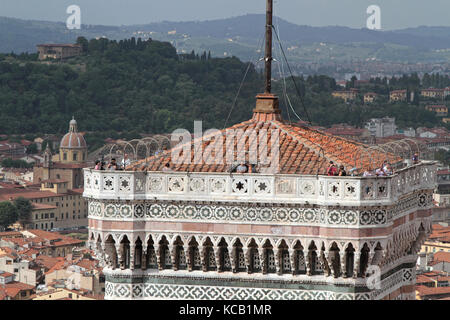 FIRENZE, ITALIA, 14 settembre 2015 : turisti in cima al Campanile. Firenze è considerata il luogo di nascita del Rinascimento e attrae il Foto Stock