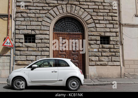 FIRENZE, 14 settembre 2015 : Fiat 500, simbolo della produzione italiana, è parcheggiata in una strada rinascimentale di Firenze. Foto Stock