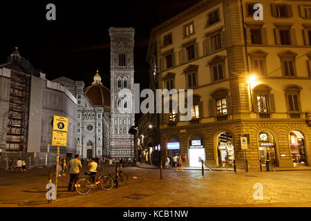 FIRENZE, ITALIA, 14 settembre 2015 : quartiere di Firenze Campanile di notte. Firenze era un centro di commercio e finanza medievale, ed è considerato il Foto Stock