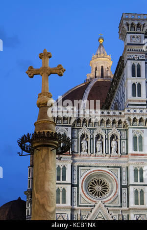 FIRENZE, ITALIA, 14 settembre 2015 : ora blu sul Duomo e Campanile di Firenze. Firenze è considerata il luogo di nascita del Rinascimento e l'attr Foto Stock