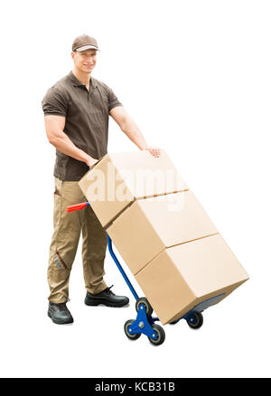 Ritratto di un uomo di consegna azienda carrello con scatole di cartone su sfondo bianco Foto Stock