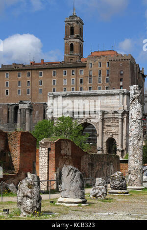 ROMA, ITALIA, 3 APRILE 2013 : il Foro Romano è una piazza rettangolare circondata dai resti di alcuni importanti edifici governativi antichi al c Foto Stock