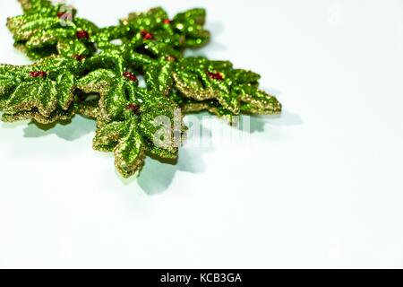 Bello e colorato natale decorazione a forma di stella a cinque punte per decorare un albero di natale il giorno di Natale Foto Stock