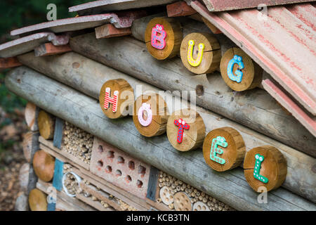 Un bug hotel in un giardino comunale Foto Stock