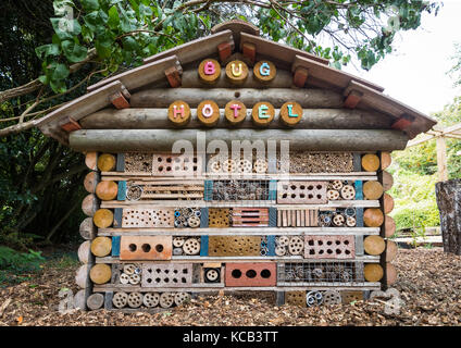 Un bug hotel in un giardino comunale Foto Stock