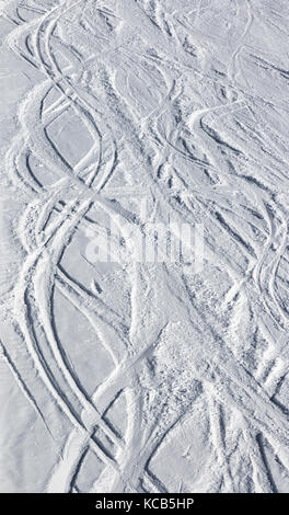 Pista da sci con tracciato da sci e snowboard a sun giornata invernale Foto Stock