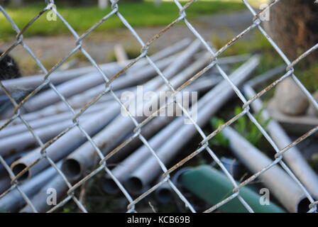 Pali recinzione sull'altro lato di una recinzione Foto Stock