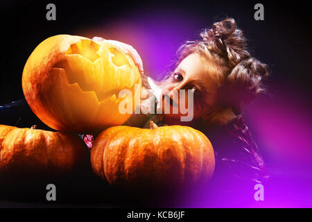 Ragazza di Halloween con zucca studio Foto Stock