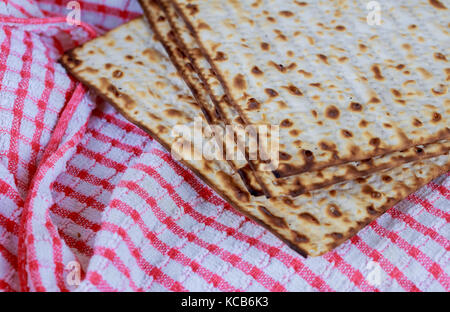 Matzo flatbread per Ebrei alta per le festività ebraiche matza pane Foto Stock