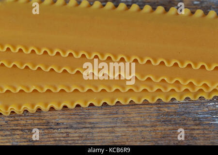 Non cotti pasta cruda lasagne italiane Sfondo legno Foto Stock