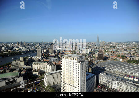 Guardando ad ovest dalla sommità del London Eye. il coccio domina lo skyline. Foto Stock