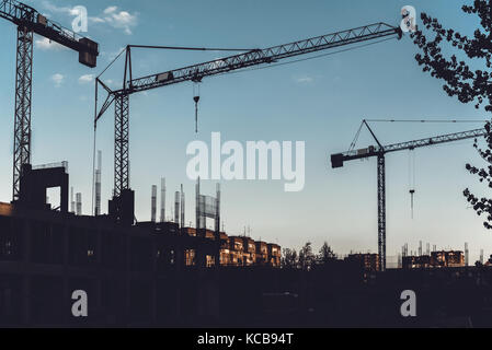 Tre gru a torre su un sito in costruzione Foto Stock