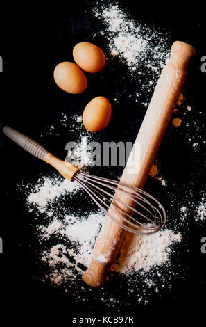 Una snapshot di una sessione di cottura nella cucina pulita facendo pane alla banana prese sulla pellicola di 35mm Foto Stock