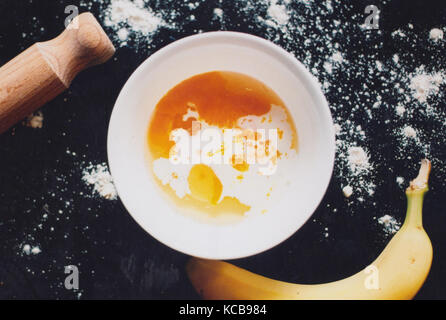 Una snapshot di una sessione di cottura nella cucina pulita facendo pane alla banana prese sulla pellicola di 35mm Foto Stock