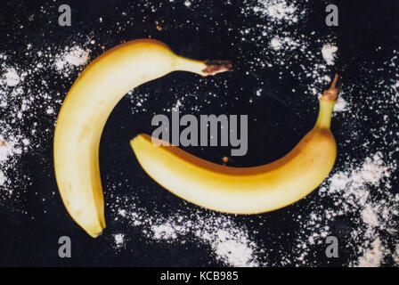 Una snapshot di una sessione di cottura nella cucina pulita facendo pane alla banana prese sulla pellicola di 35mm Foto Stock