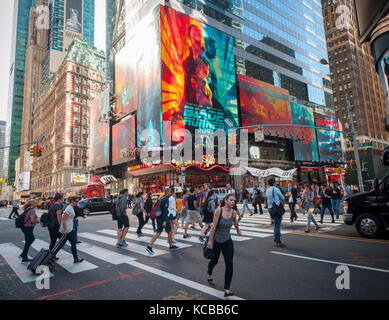 Pubblicità per la warner bros. pictures' "Blade Runner 2049' film è visto in times square a new york il giovedì 28 settembre, 2017. Il film è un sequel del 1982 originale luogo di trenta anni più tardi con Ryan gosling e Harrison Ford, che ha ridiscusso il suo ruolo di ex blade runner Rick Deckard. Il film è prevista per il rilascio del 6 ottobre 2017. (© richard b. levine) Foto Stock